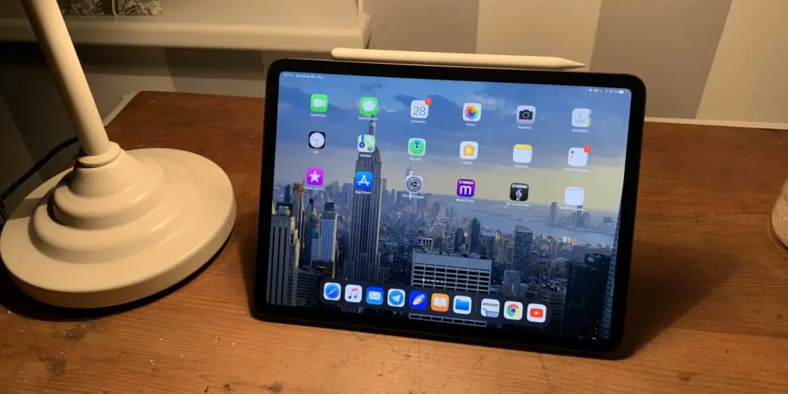 iPad Pro 11 Zoll auf einem Schreibtisch mit Lampe