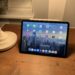 iPad Pro 11 Zoll auf einem Schreibtisch mit Lampe