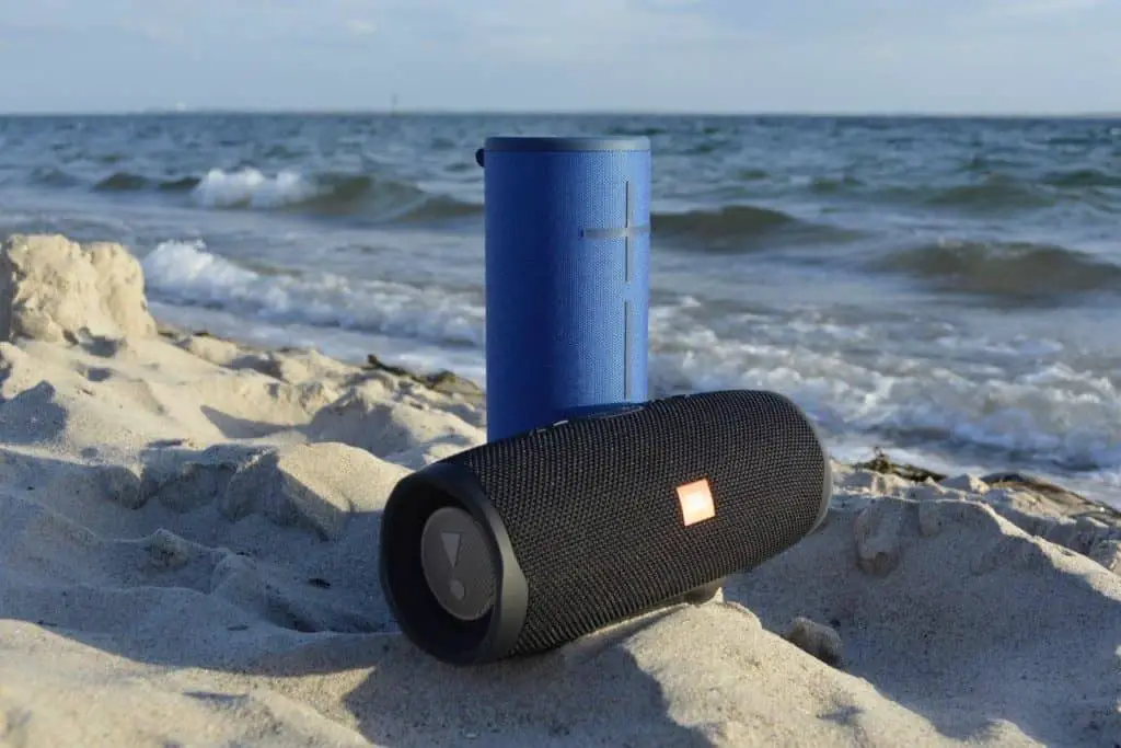 JBL Charge 4 und UE Megaboom 3 am Strand - auch als Badezimmer Lautsprecher