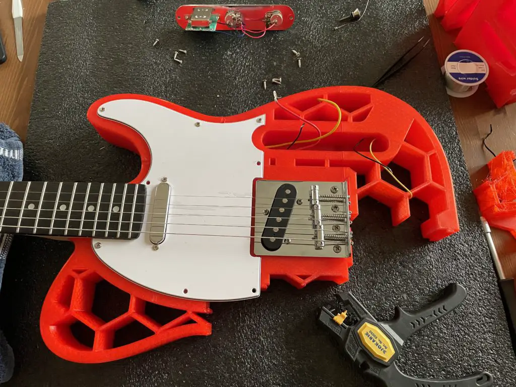 3D gedruckte E-Gitarre im Bau