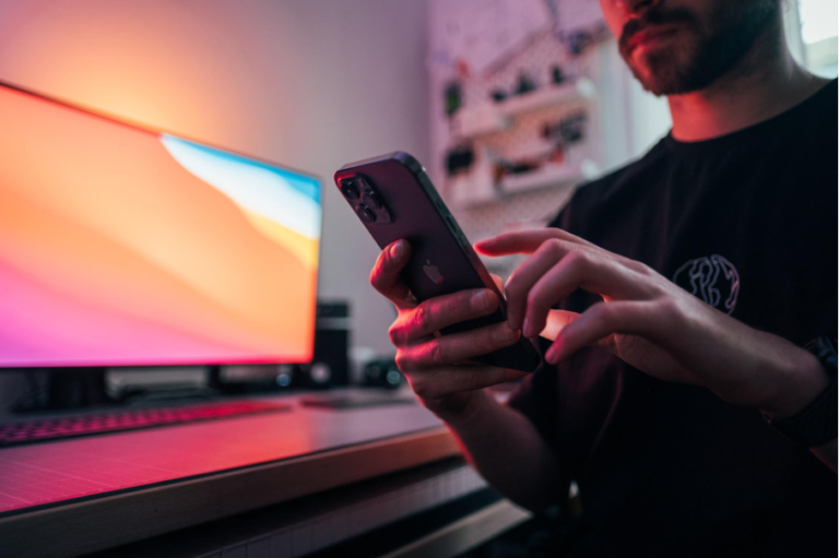 Computer, Tablet oder Smartphone: Auf welchem Gerät zockt es sich im Jahr 2023 am besten im Online-Casino!