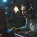 Kopfhörer vs. Lautsprecher: Welche Variante eignet sich am besten für Online-Gaming?