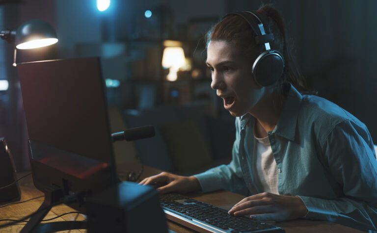Kopfhörer vs. Lautsprecher: Welche Variante eignet sich am besten für Online-Gaming?