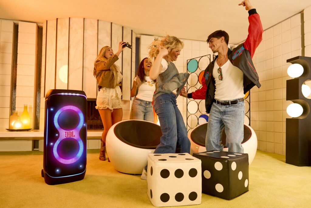 JBL PartyBox 720 Lautsprecher mit bunten Lichtern in einer Innenumgebung.