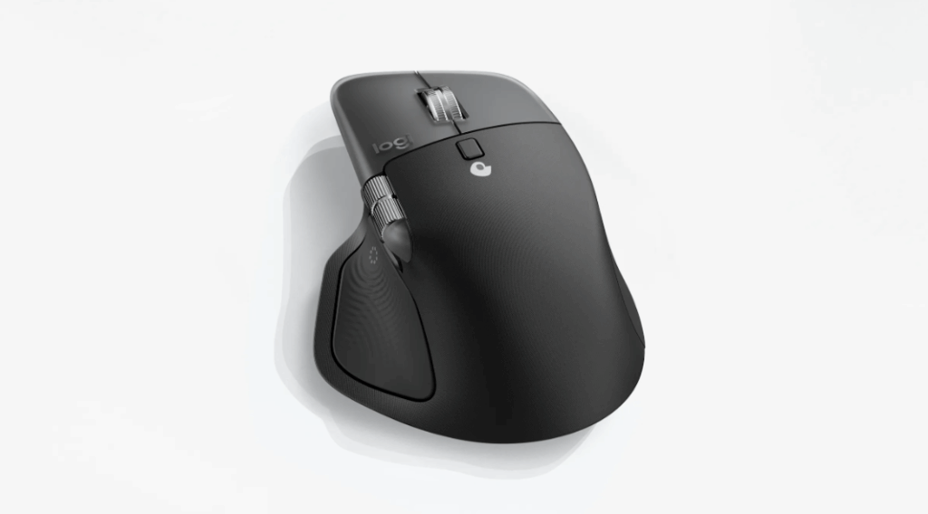 Schwarze Logitech kabellose Computermaus mit ergonomischem Design und mehreren Tasten.