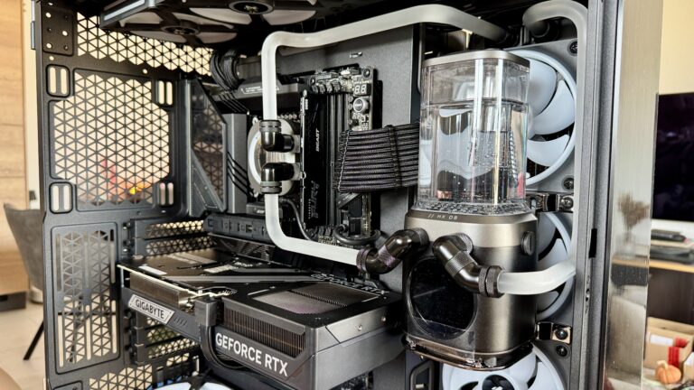 Ein detaillierter Blick auf einen PC mit einer GeForce RTX Grafikkarte und einem Wasserkühlsystem von Corsair.