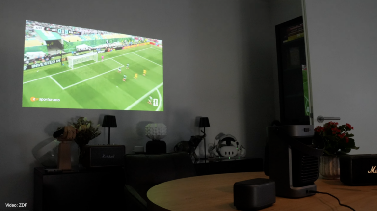 Soundcore Nebula P1 im Test: Der mobile Beamer mit abnehmbaren Lautsprechern für die WM 2026