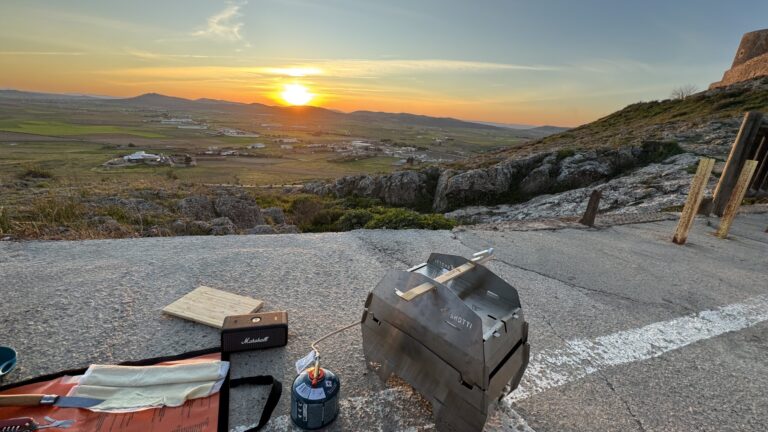 SKOTTI Grill im Test: Der mobile Gasgrill, der in jeden Rucksack passt